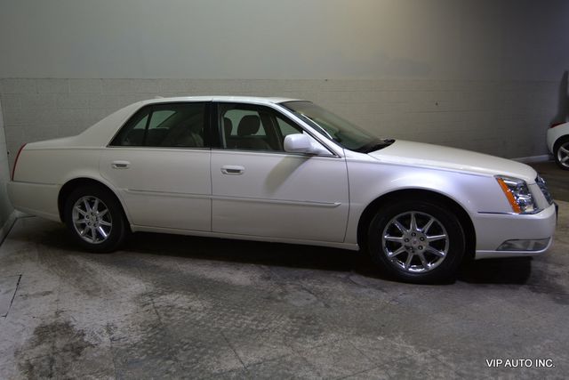 2011 Cadillac DTS 4dr Sedan Luxury Collection - 22982759 - 28