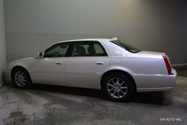 2011 Cadillac DTS 4dr Sedan Luxury Collection - 22982759 - 30