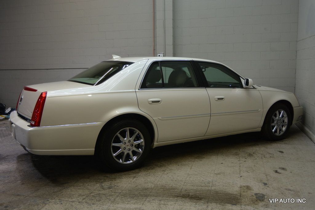 2011 Cadillac DTS 4dr Sedan Luxury Collection - 22982759 - 31