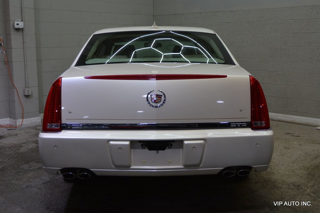 2011 Cadillac DTS 4dr Sedan Luxury Collection - 22982759 - 35