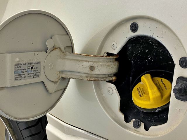 2011 Cadillac Escalade AWD 4dr Luxury - 23009772 - 17