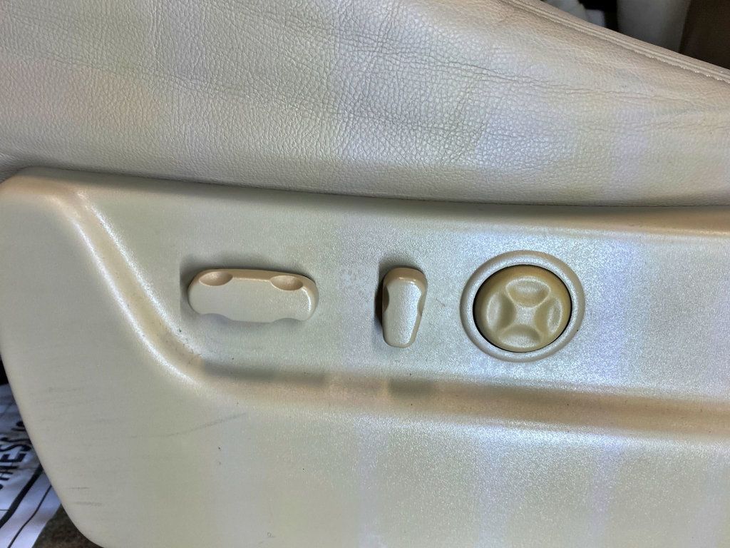 2011 Cadillac Escalade AWD 4dr Luxury - 23009772 - 21