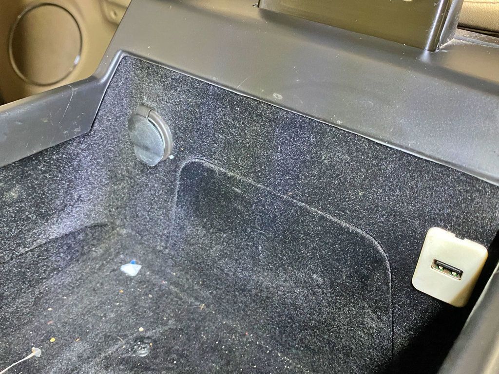 2011 Cadillac Escalade AWD 4dr Luxury - 23009772 - 37