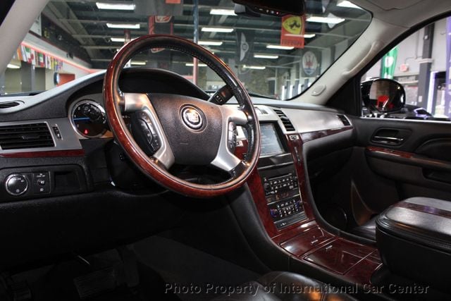 2011 Cadillac Escalade ESV Luxury photo 18