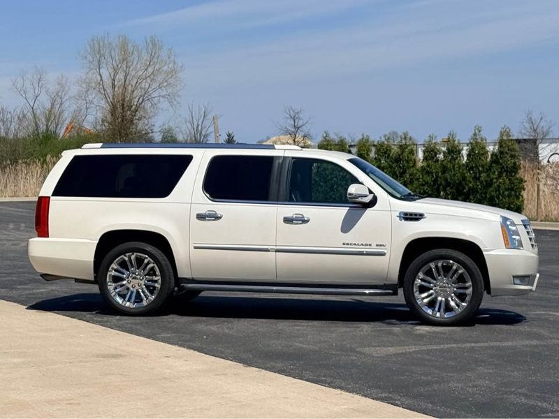 2011 Cadillac Escalade ESV LUXURY - 23017330 - 17