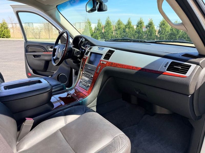 2011 Cadillac Escalade ESV LUXURY - 23017330 - 2