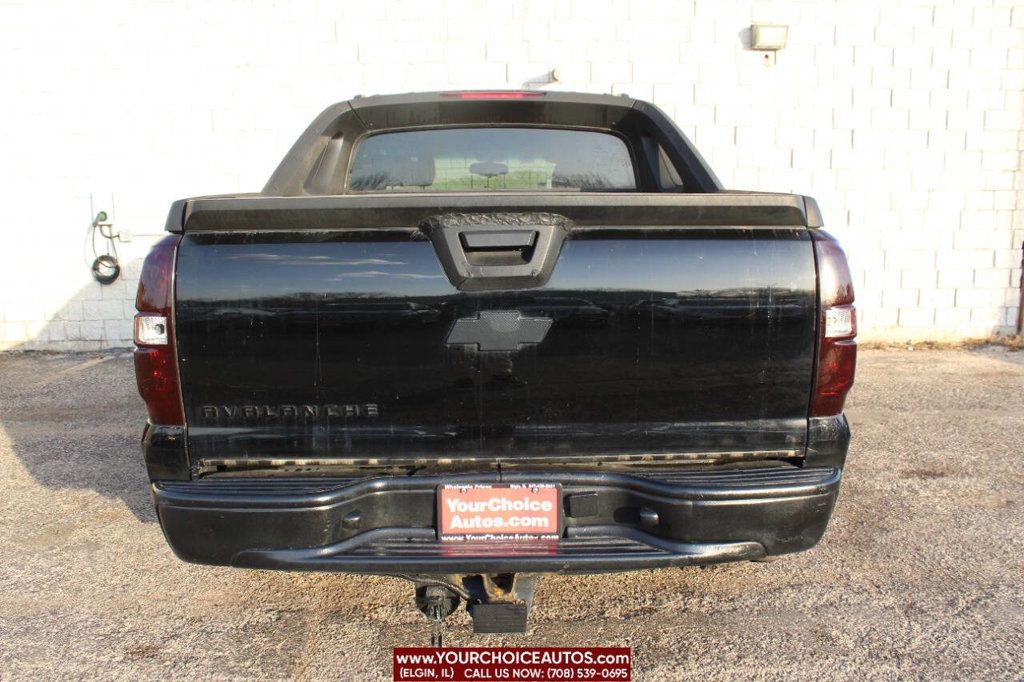 2011 Chevrolet Avalanche 4WD Crew Cab LS - 22798386 - 3