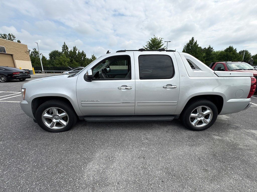 2011 Chevrolet Avalanche 4WD Crew Cab LTZ - 23049931 - 3