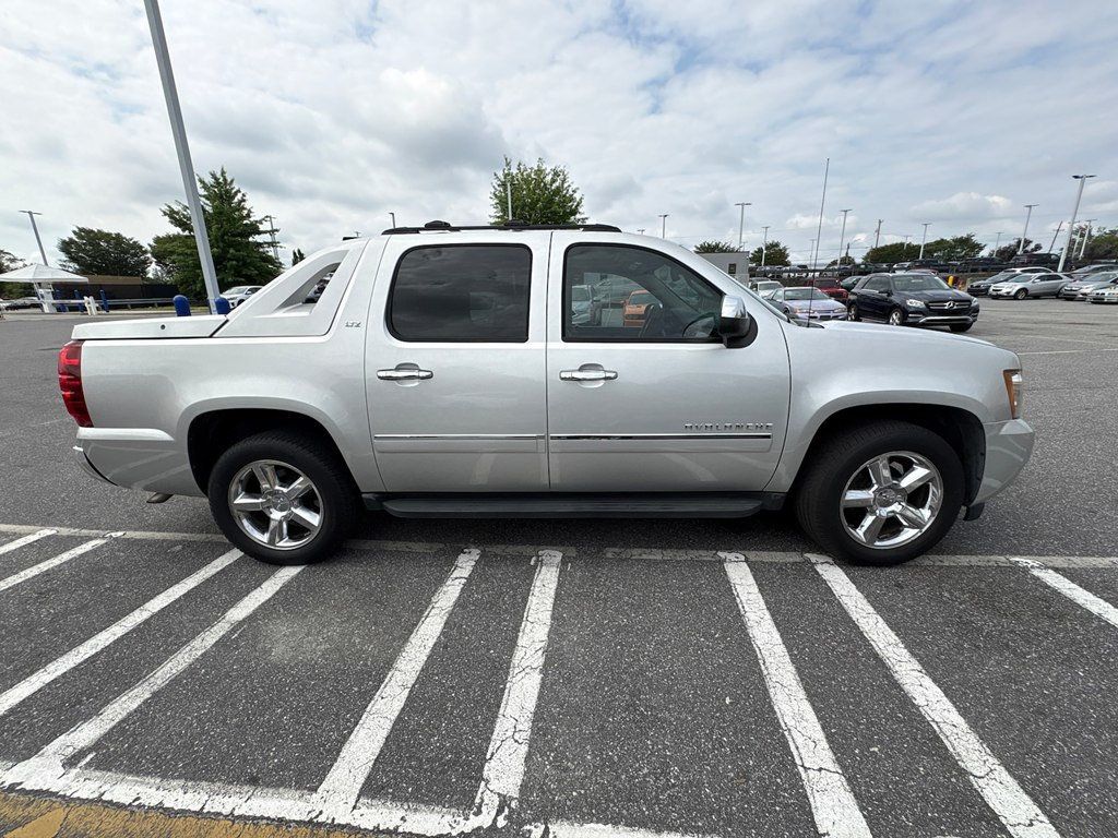 2011 Chevrolet Avalanche 4WD Crew Cab LTZ - 23049931 - 7