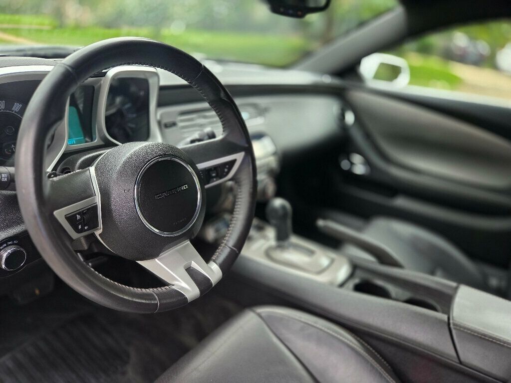 2011 Chevrolet Camaro Coupe 2LT photo 11