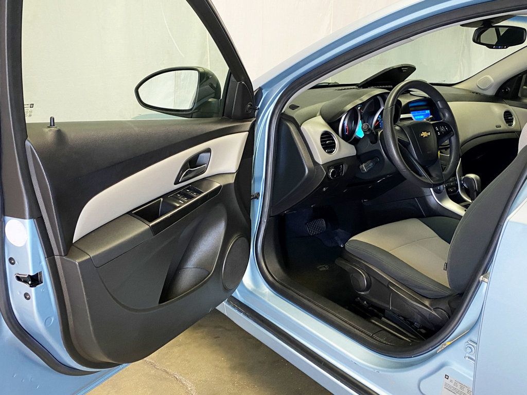 2011 Chevrolet CRUZE 4dr Sedan LS - 22938136 - 13