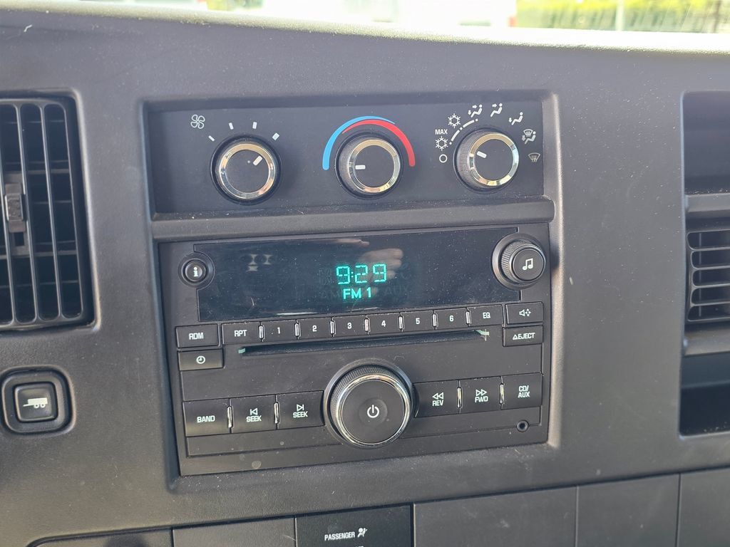 2011 Chevrolet Express 2500 LS - 22983655 - 19