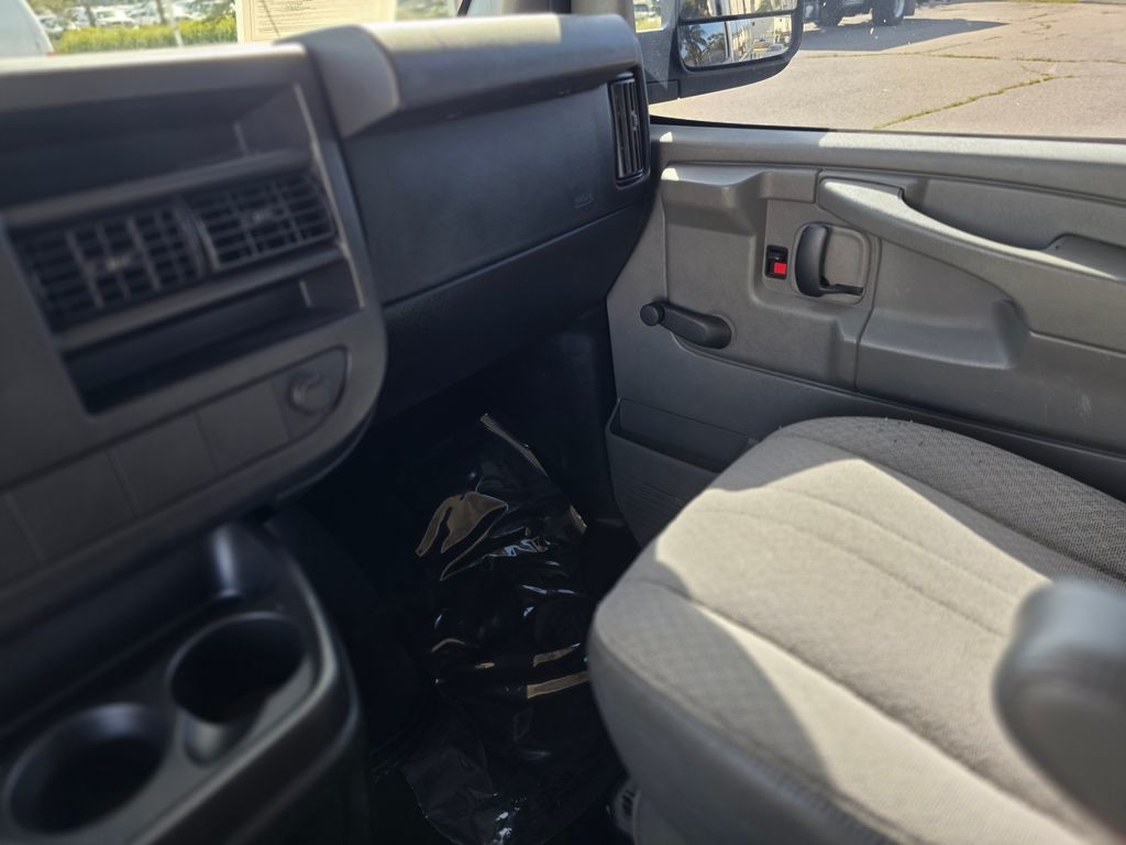 2011 Chevrolet Express 2500 LS - 22983655 - 21