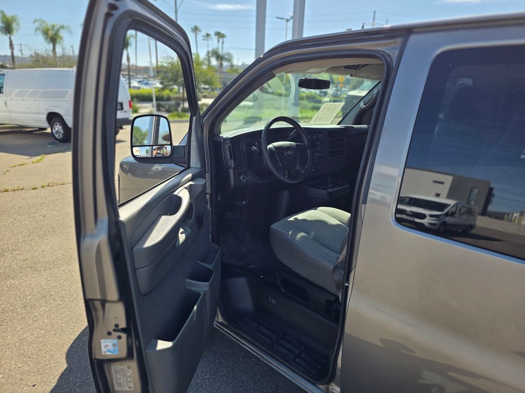 2011 Chevrolet Express 2500 LS - 22983655 - 29