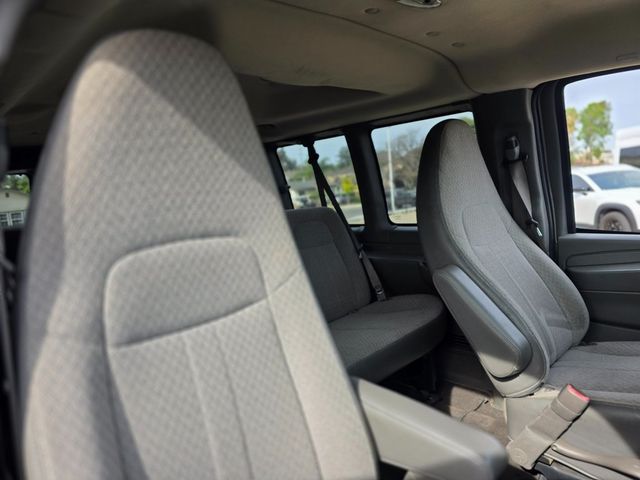 2011 Chevrolet Express 2500 LS - 22983655 - 4