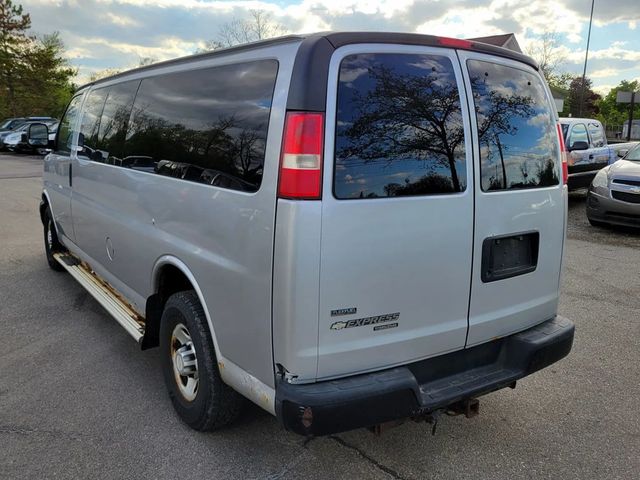 2011 Chevrolet Express 3500 Passenger LS Extended Van 3D - 23032267 - 4