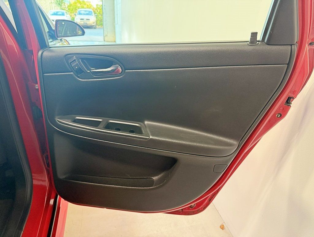 2011 Chevrolet Impala 4dr Sedan LT - 22938268 - 33