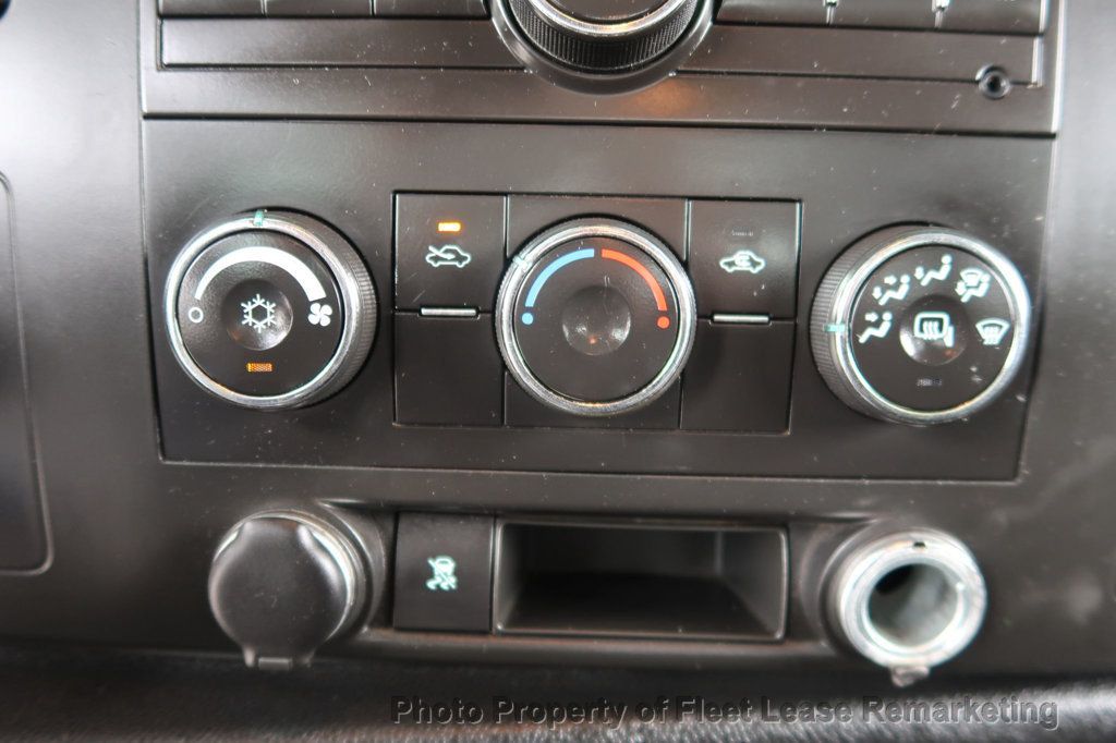 2011 Chevrolet Silverado 3500HD Silverado 3500 4WD Crew Cab Utility  - 22938828 - 30