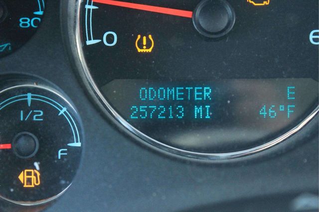 2011 Chevrolet Suburban 2WD 4dr 1500 LTZ - 23004556 - 7