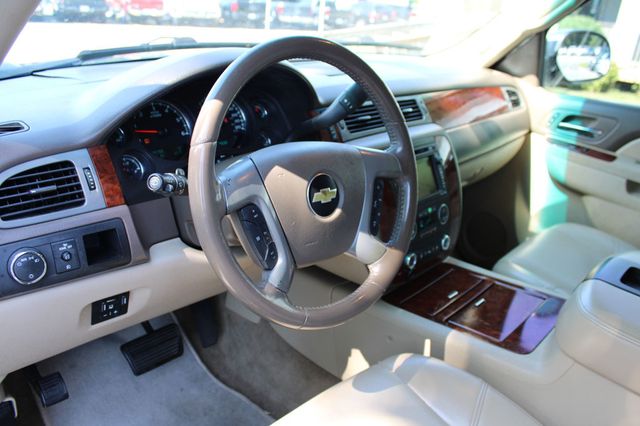 2011 Chevrolet Suburban 2WD 4dr 1500 LTZ - 23065385 - 9