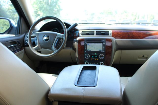 2011 Chevrolet Suburban 2WD 4dr 1500 LTZ - 23065385 - 10