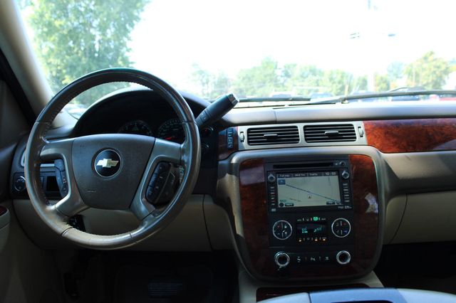 2011 Chevrolet Suburban 2WD 4dr 1500 LTZ - 23065385 - 11