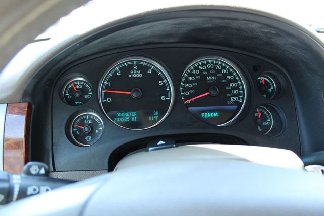 2011 Chevrolet Suburban 2WD 4dr 1500 LTZ - 23065385 - 12