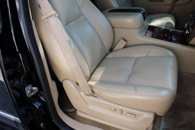 2011 Chevrolet Suburban 2WD 4dr 1500 LTZ - 23065385 - 15