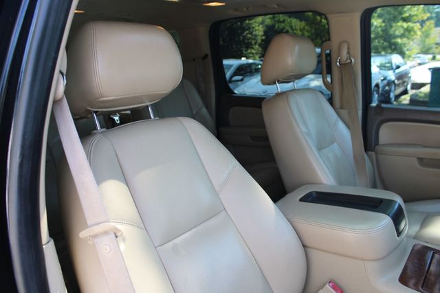 2011 Chevrolet Suburban 2WD 4dr 1500 LTZ - 23065385 - 16