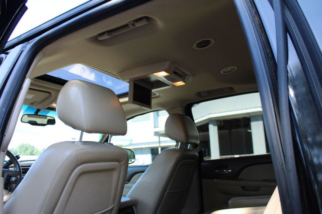 2011 Chevrolet Suburban 2WD 4dr 1500 LTZ - 23065385 - 19