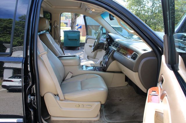 2011 Chevrolet Suburban 2WD 4dr 1500 LTZ - 23065385 - 28