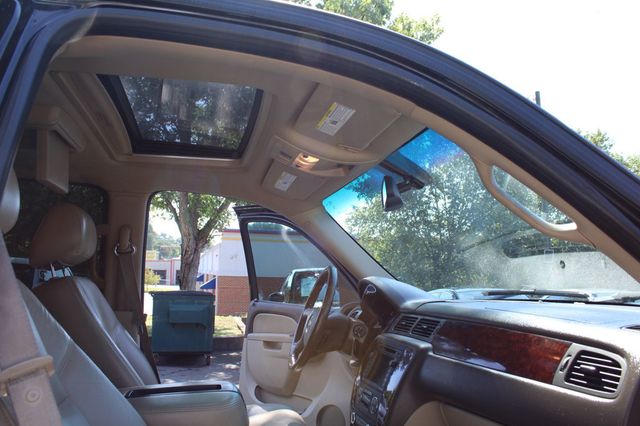 2011 Chevrolet Suburban 2WD 4dr 1500 LTZ - 23065385 - 29