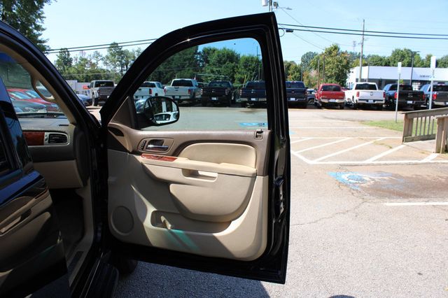2011 Chevrolet Suburban 2WD 4dr 1500 LTZ - 23065385 - 30