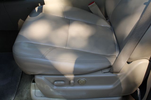 2011 Chevrolet Suburban 2WD 4dr 1500 LTZ - 23065385 - 32