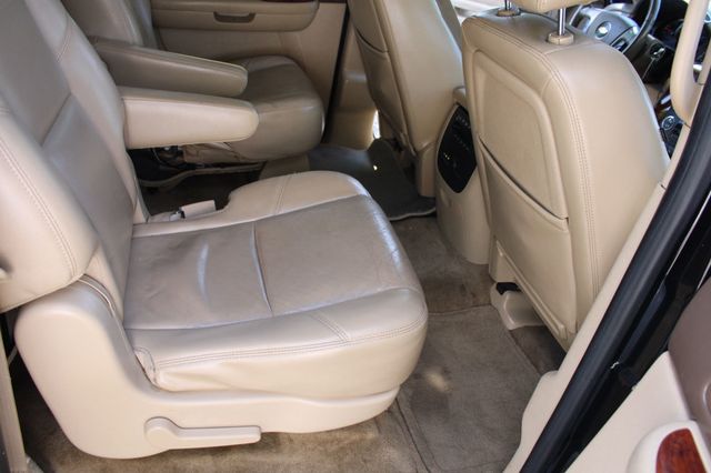 2011 Chevrolet Suburban 2WD 4dr 1500 LTZ - 23065385 - 39