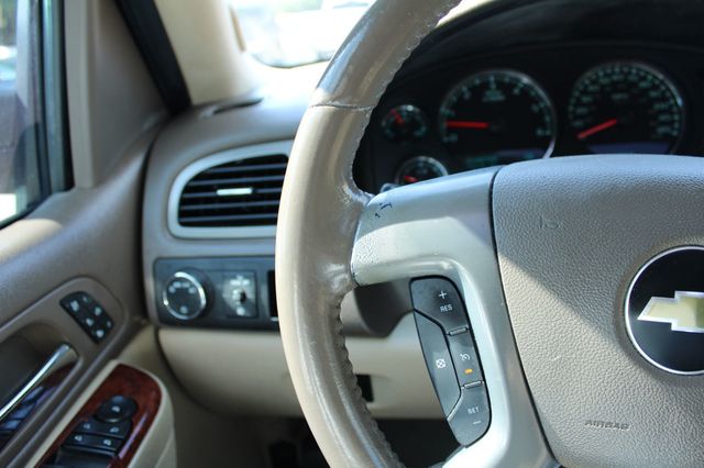 2011 Chevrolet Suburban 2WD 4dr 1500 LTZ - 23065385 - 42