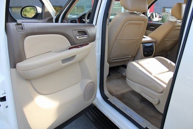 2011 Chevrolet Suburban 4WD 4dr 1500 LTZ - 22923648 - 16