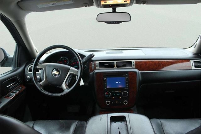 2011 Chevrolet Suburban 4WD 4dr 1500 LTZ - 22980663 - 5