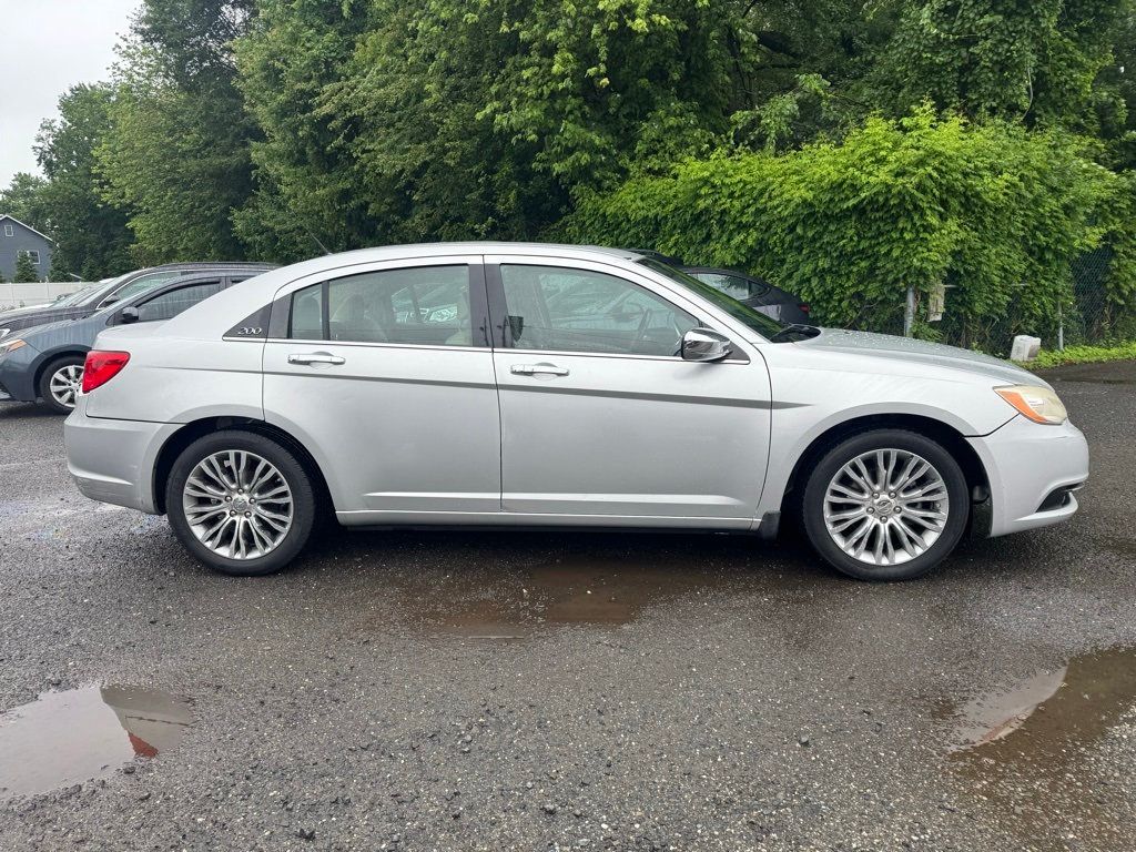 2011 Chrysler 200 Limited photo 4