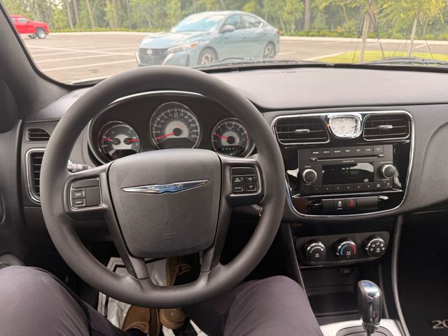 2011 Chrysler 200 4dr Sedan LX - 23040987 - 1
