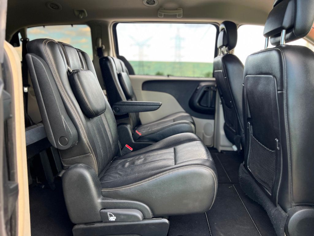 2011 Chrysler Town & Country 4dr Wagon Touring-L - 22838411 - 11