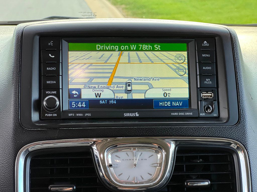 2011 Chrysler Town & Country 4dr Wagon Touring-L - 22838411 - 18