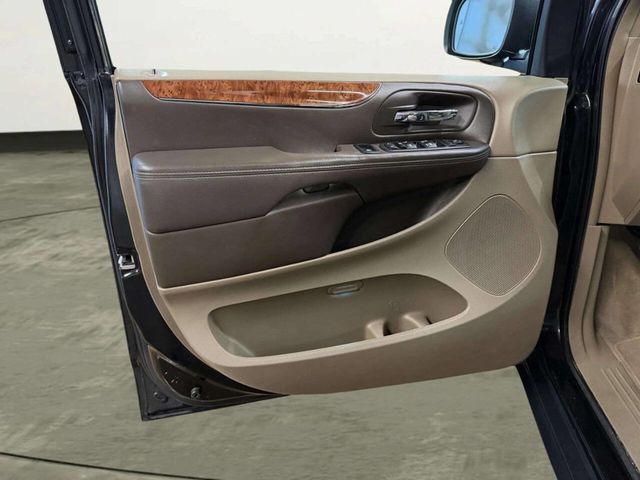 2011 Chrysler Town & Country 4dr Wagon Touring-L - 22988111 - 11