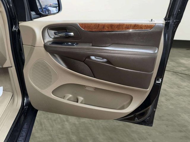 2011 Chrysler Town & Country 4dr Wagon Touring-L - 22988111 - 27