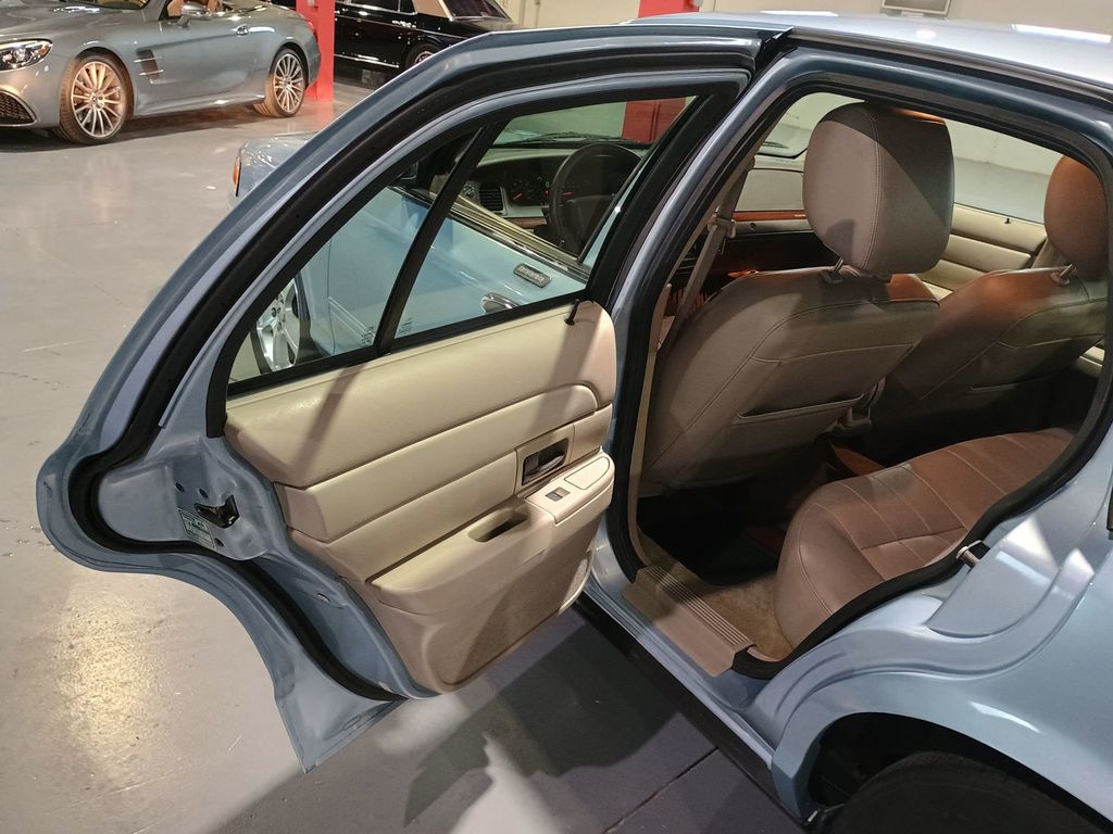 2011 Ford Crown Victoria LX Clean Carfax Florida Car - 23067873 - 29