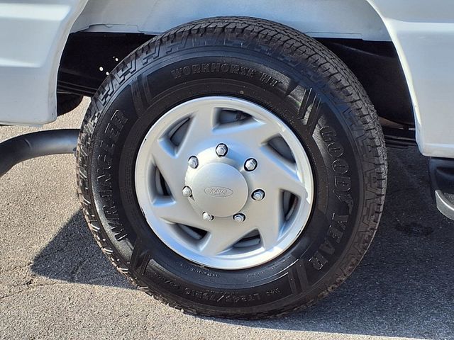 2011 Ford E350 Super Duty 15 Passenger Van - 23003951 - 32