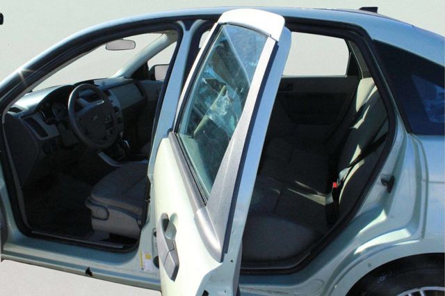 2011 Ford Focus 4dr Sedan SE - 22956979 - 6