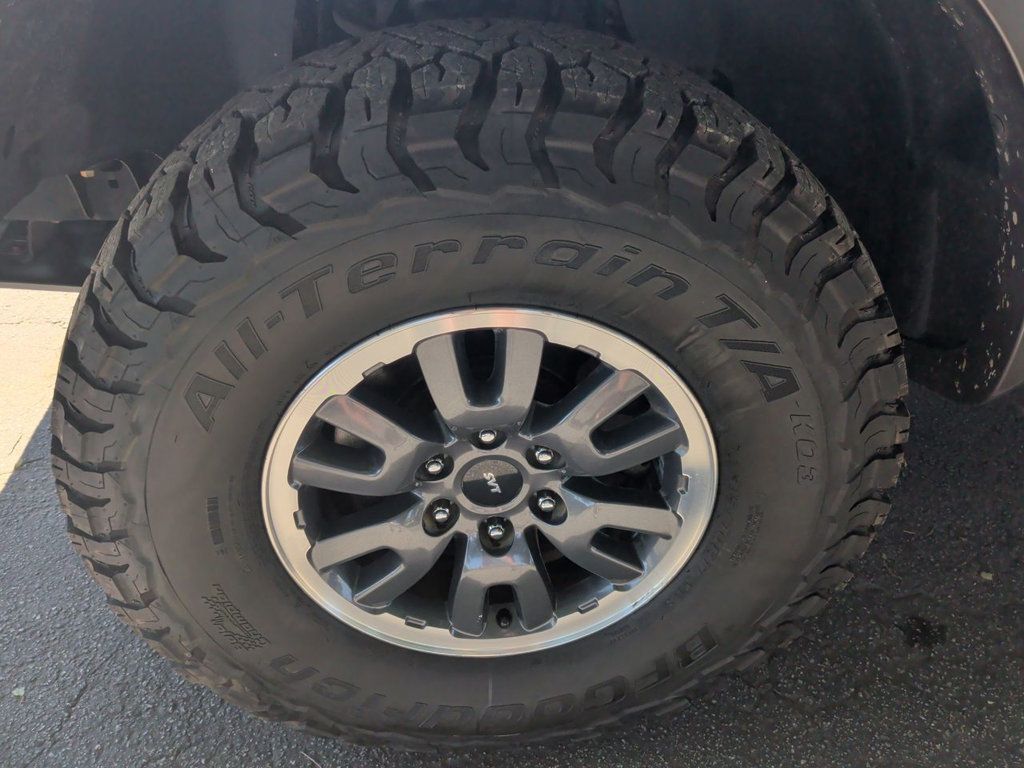 Ford F-150 4WD SuperCrew 145" SVT Raptor photo 10