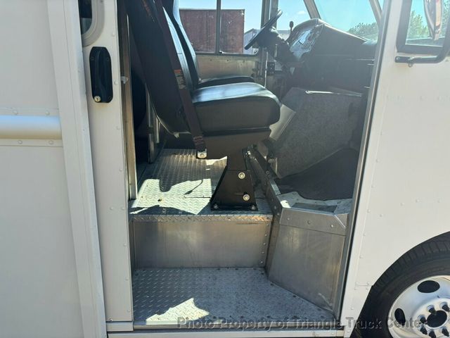 2011 Ford STEP VAN E450 JUST 8k MILES! HEAVY SPEC 14,050 GVW PERFECT FOR A FOOD TRUCK WITH HEAVY EQUIPMENT! - 23023108 - 28
