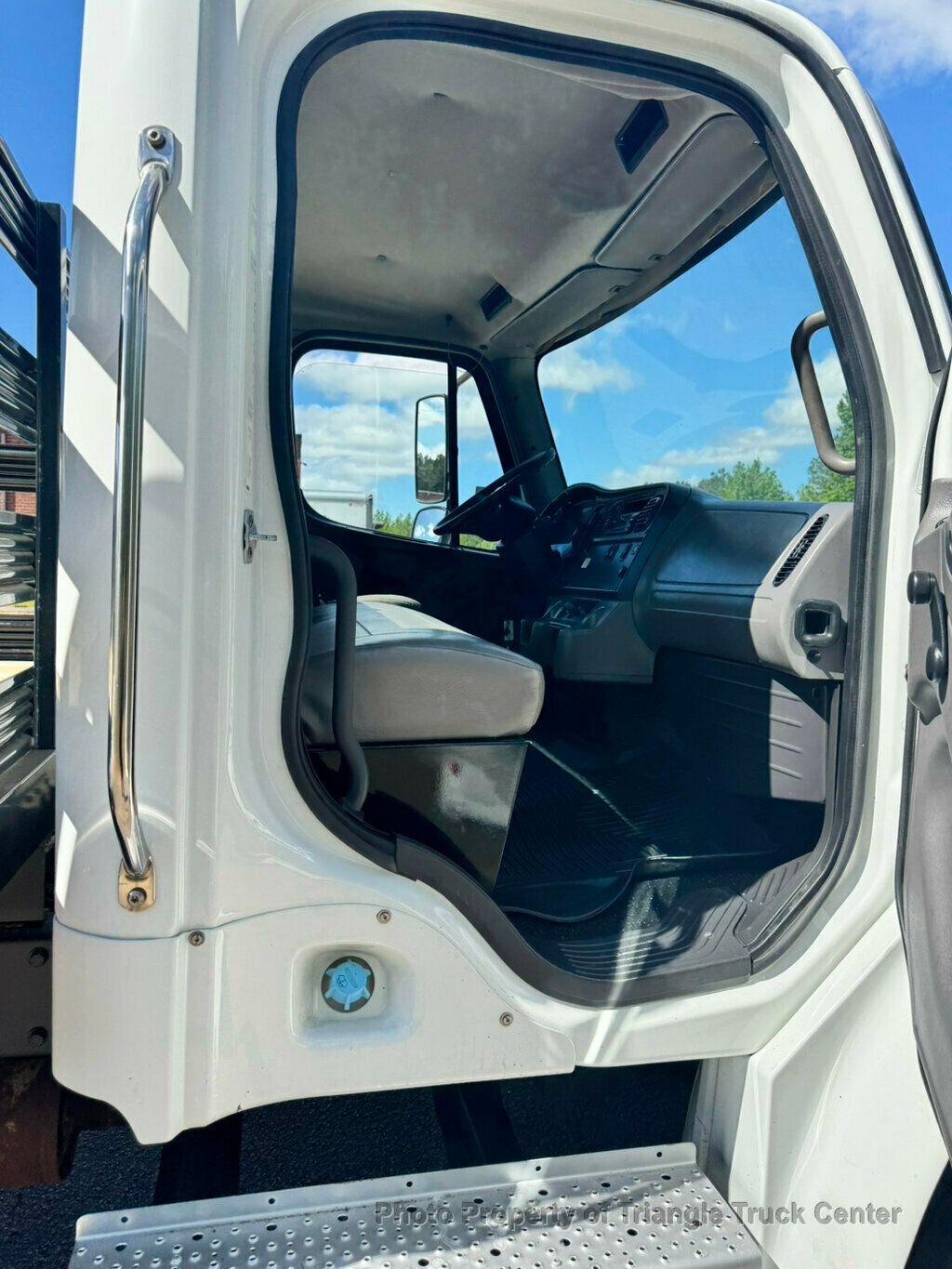 2011 Freightliner M2 JUST 12k MILES! NON CDL! SUPER NICE UNIT! LIFT GATE! UNDER 26k GVW! FINANCE OR LEASE! - 22997476 - 33
